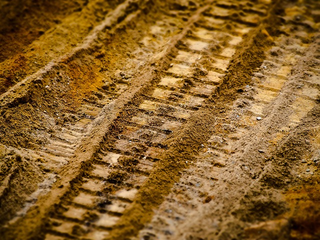 Flanco de un neumático con la secuencia de medidas 205/55 R16 91H resaltada