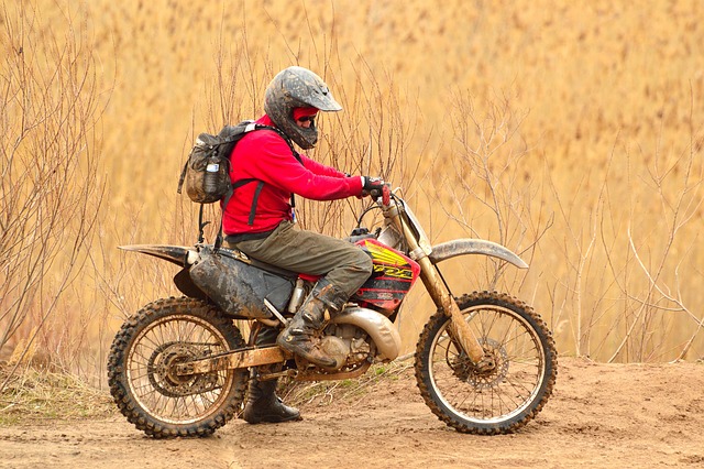 Neumático off-road para moto enduro con taco profundo en terreno de tierra
