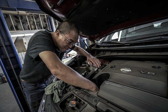 Mecánico revisando el estado del auto antes de un viaje largo
